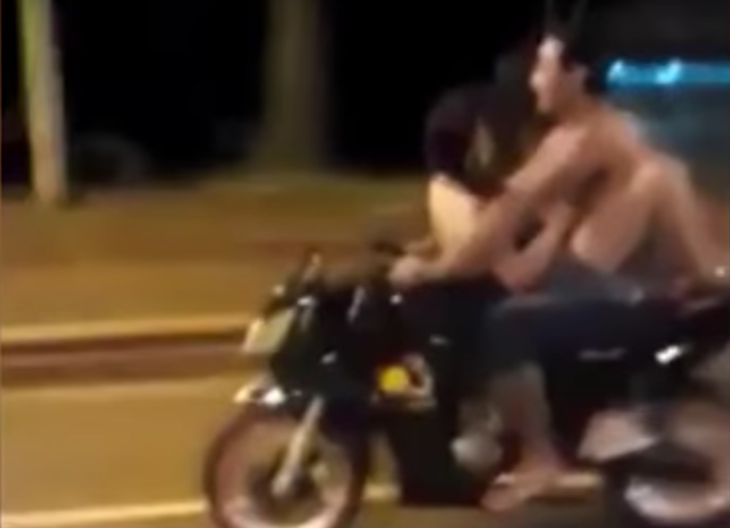 Un couple filmé en train de faire l'amour alors qu'il conduisait une moto