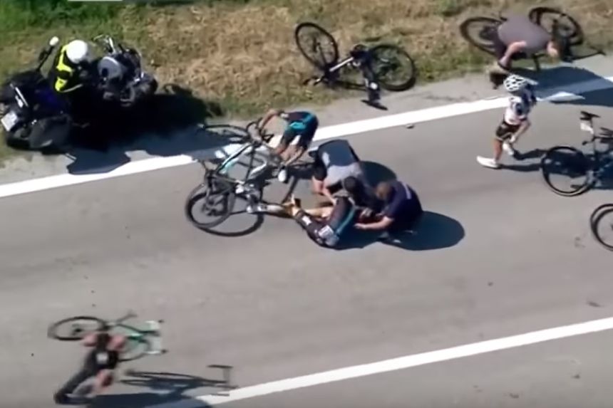 Un flic cycliste italien élimine Team Sky au Giro d'Italia