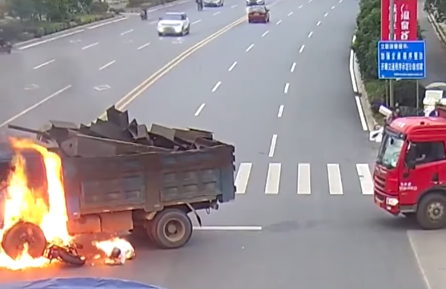 Un scooter entre en collision avec un camion alors qu'il s'enflamme sur une autoroute chinoise