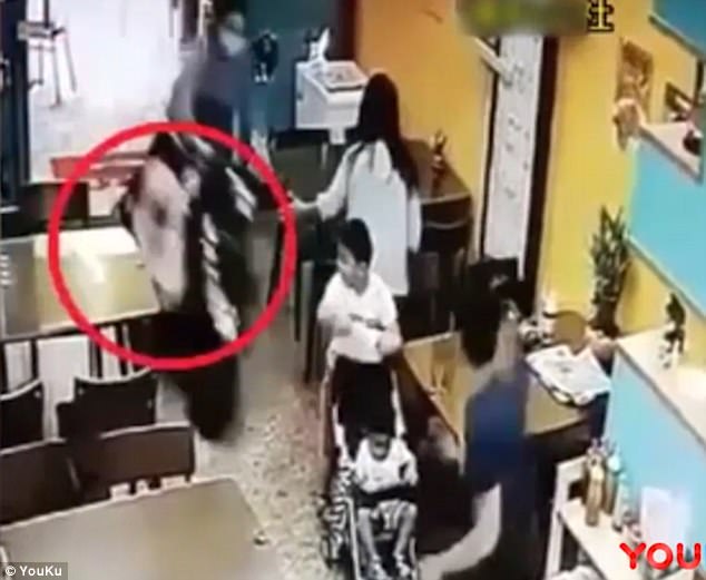 Un tout-petit à l'accélérateur de whisky sème la pagaille dans un restaurant