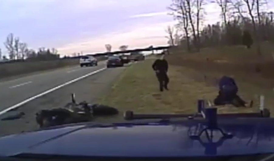 VIDÉO : un policier américain attaqué par des frères après une poursuite en moto