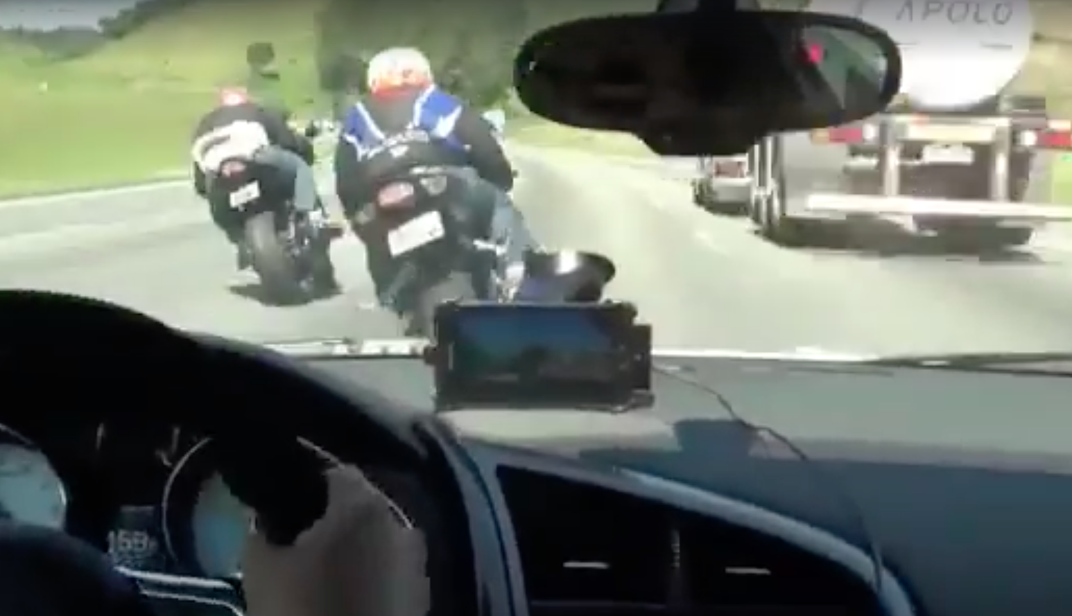 Vidéo : Audi R8 V10, Suzuki GSXR et Ninja ZX-10R en course sur route à grande vitesse