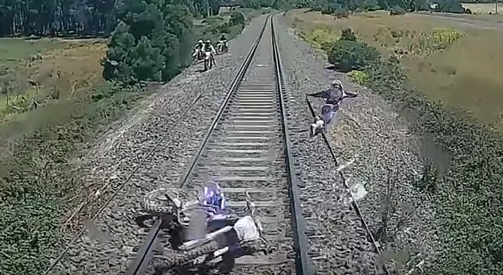 Vidéo: Un cycliste saute pour sauver sa vie alors qu'un train heurte sa moto hors route
