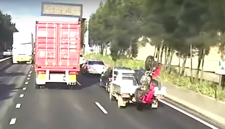 Vidéo : Un motard fait atterrir son vélo dans une camionnette