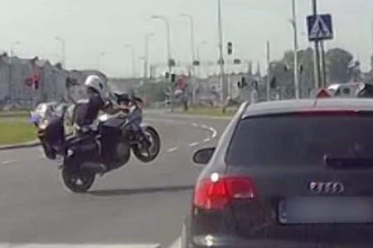 Vidéo : un flic cycliste polonais passe à l'action