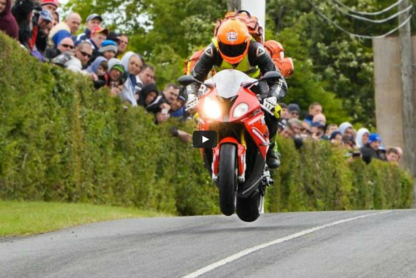 Le «médecin volant» John Hinds donne un discours éclairant sur son travail