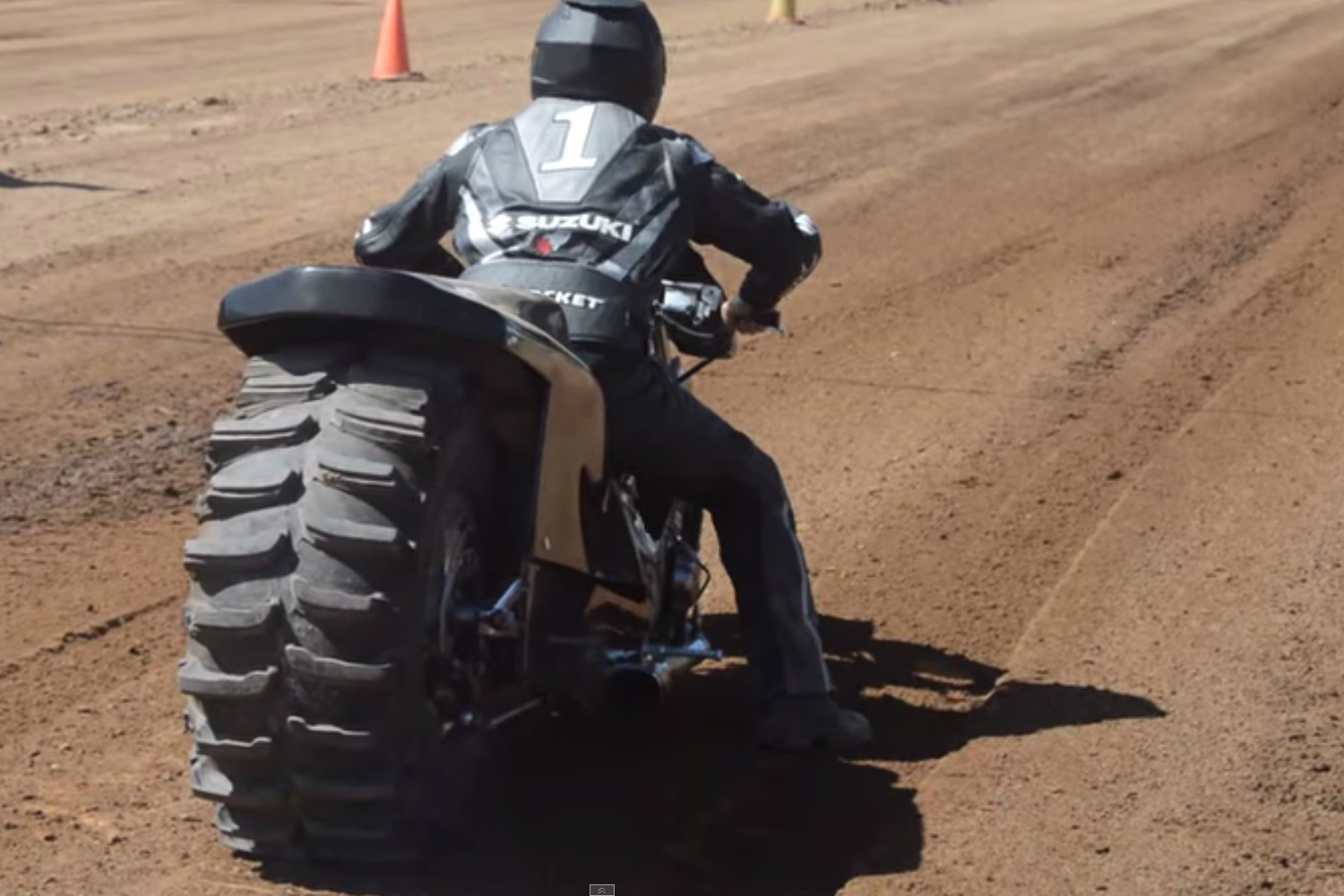 Vidéo : Course de dragsters sur terre battue