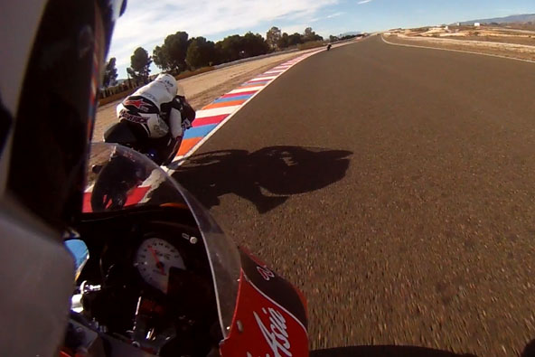 Vidéo: Conduire la Moto3 Red Bull KTM RC250R de Luis Salom