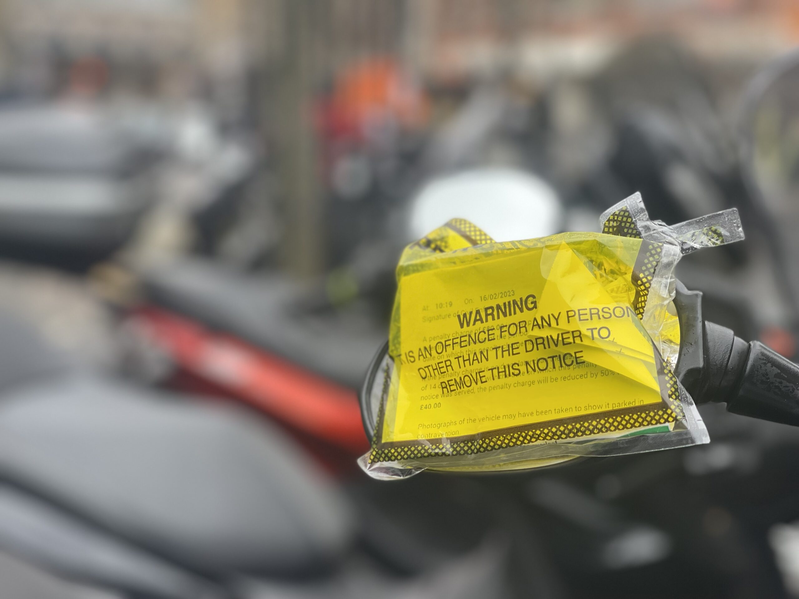 Péril de stationnement de moto, un mot d'avertissement d'un lecteur Visordown
