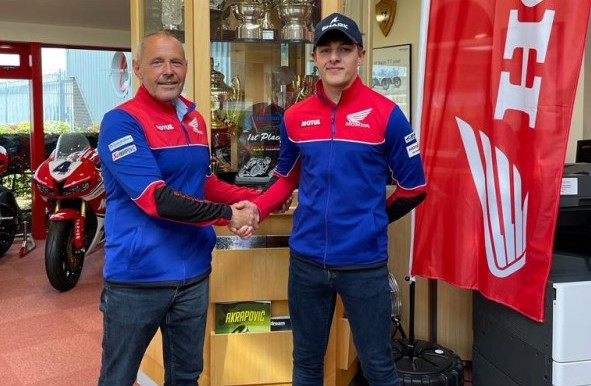 Franco Bourne à Honda Racing à la place d'Andrew Irwin blessé