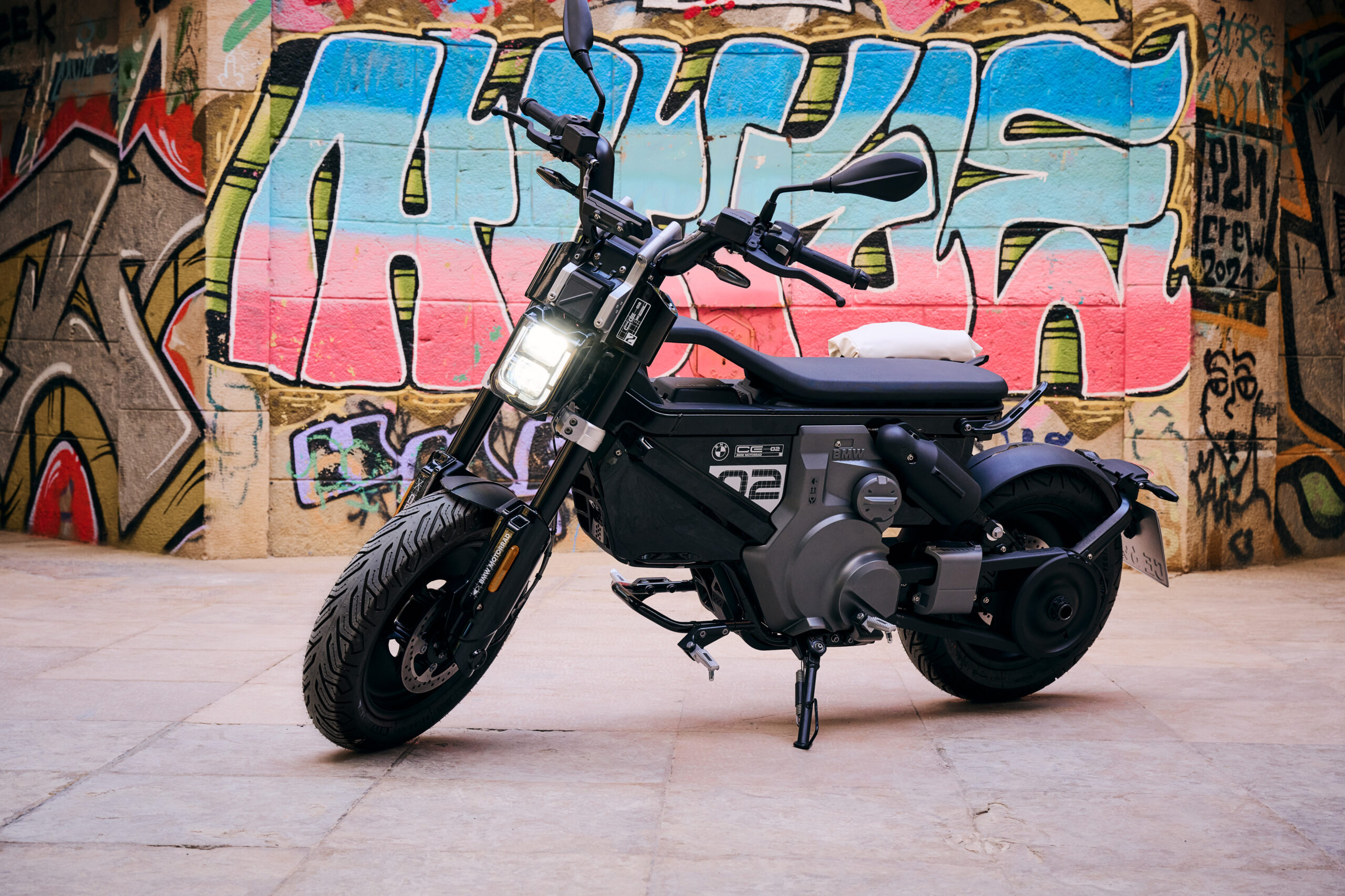 Le BMW CE 02 est un scooter électrique funky mais cher