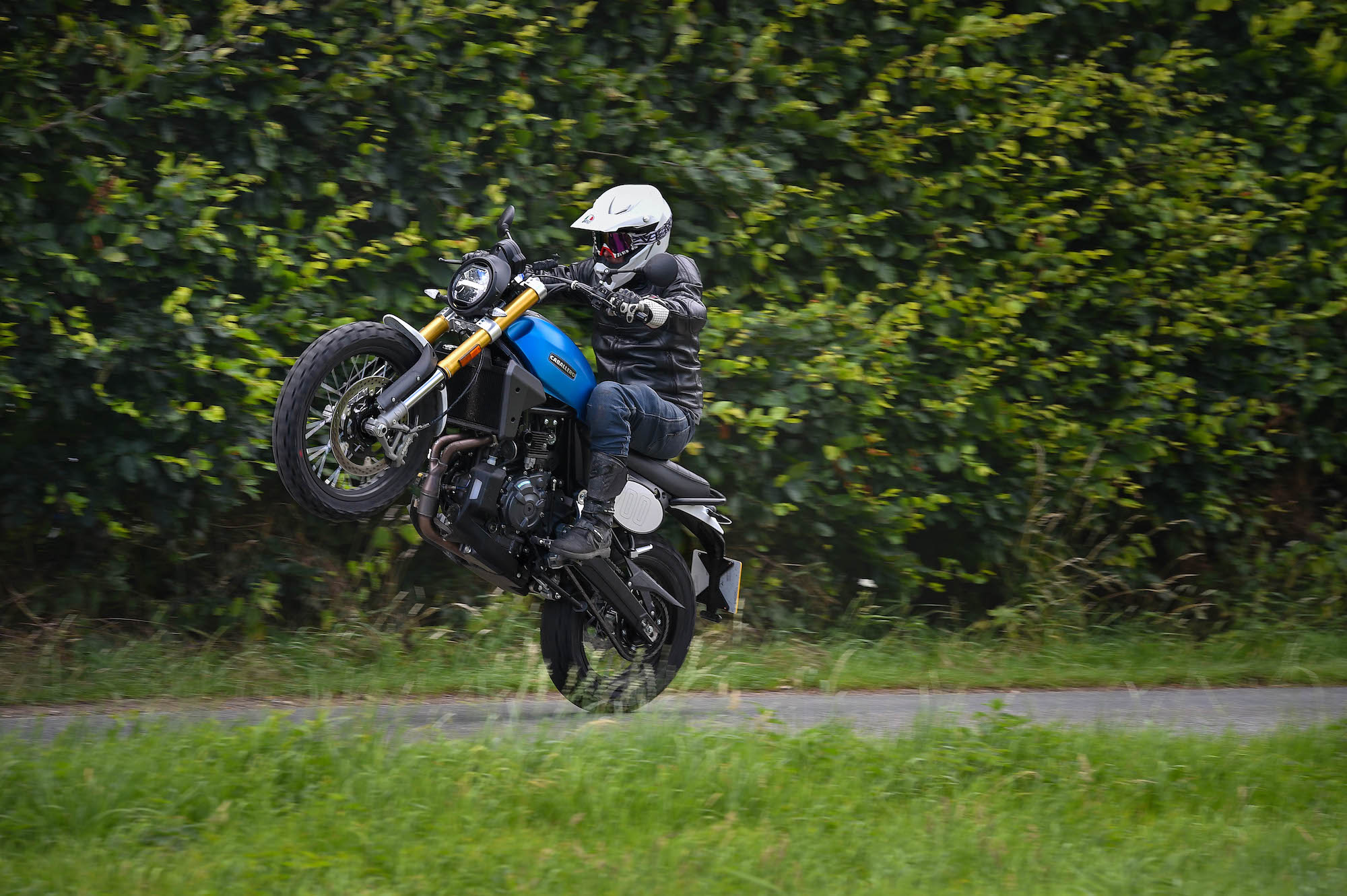 Test du Fantic Caballero 700 et essai routier au Royaume-Uni