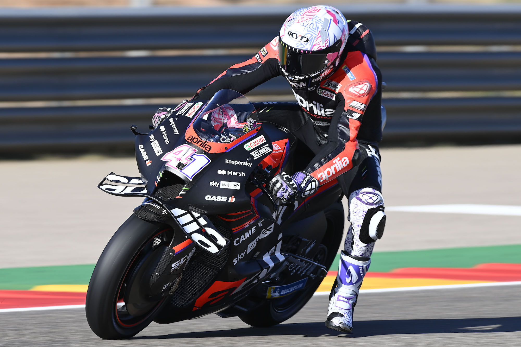 Aprilia teste un vélo MotoGP à cadre en fibre de carbone