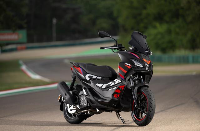 La nouvelle Aprilia SR GT Replica ajoute des graphismes MotoGP à son scooter urbain