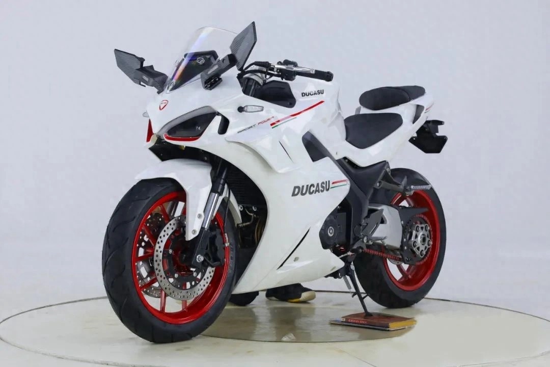 Le Ducasu DK400 est une arnaque éhontée de Ducati SuperSport