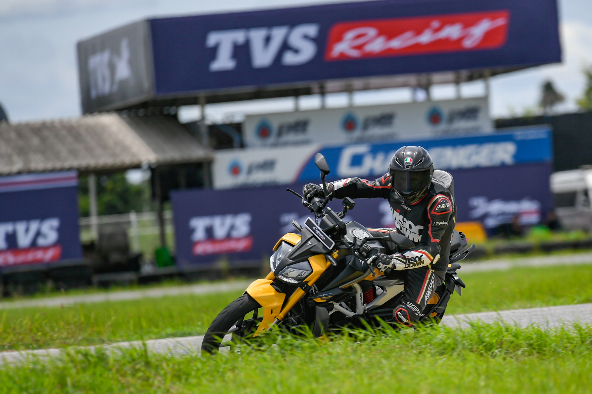 Test du TVS Apache RTR 310 - Toute la technologie, tout le temps !