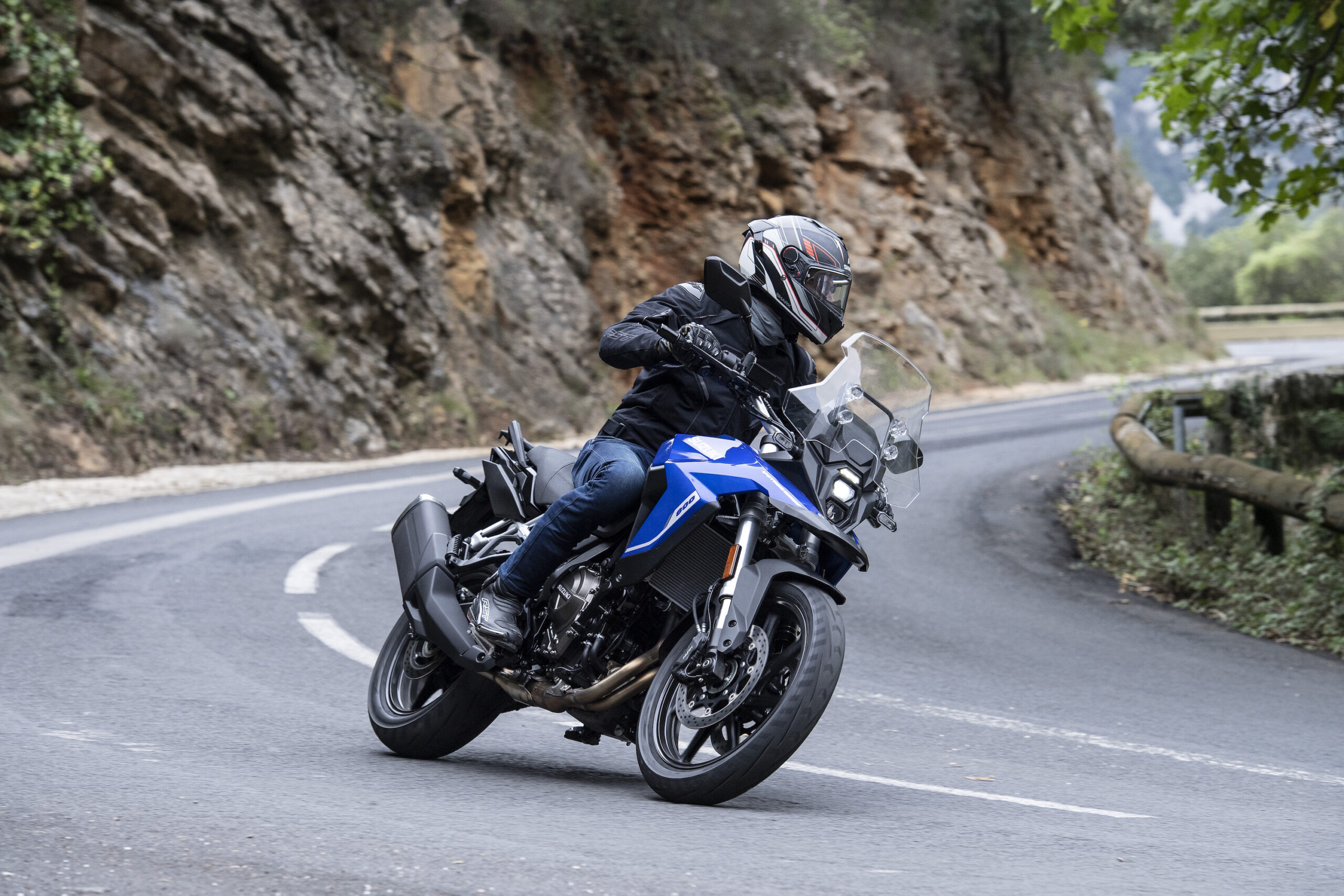 Test de la Suzuki V-Strom 800 RE : un autre ADV talentueux de poids moyen