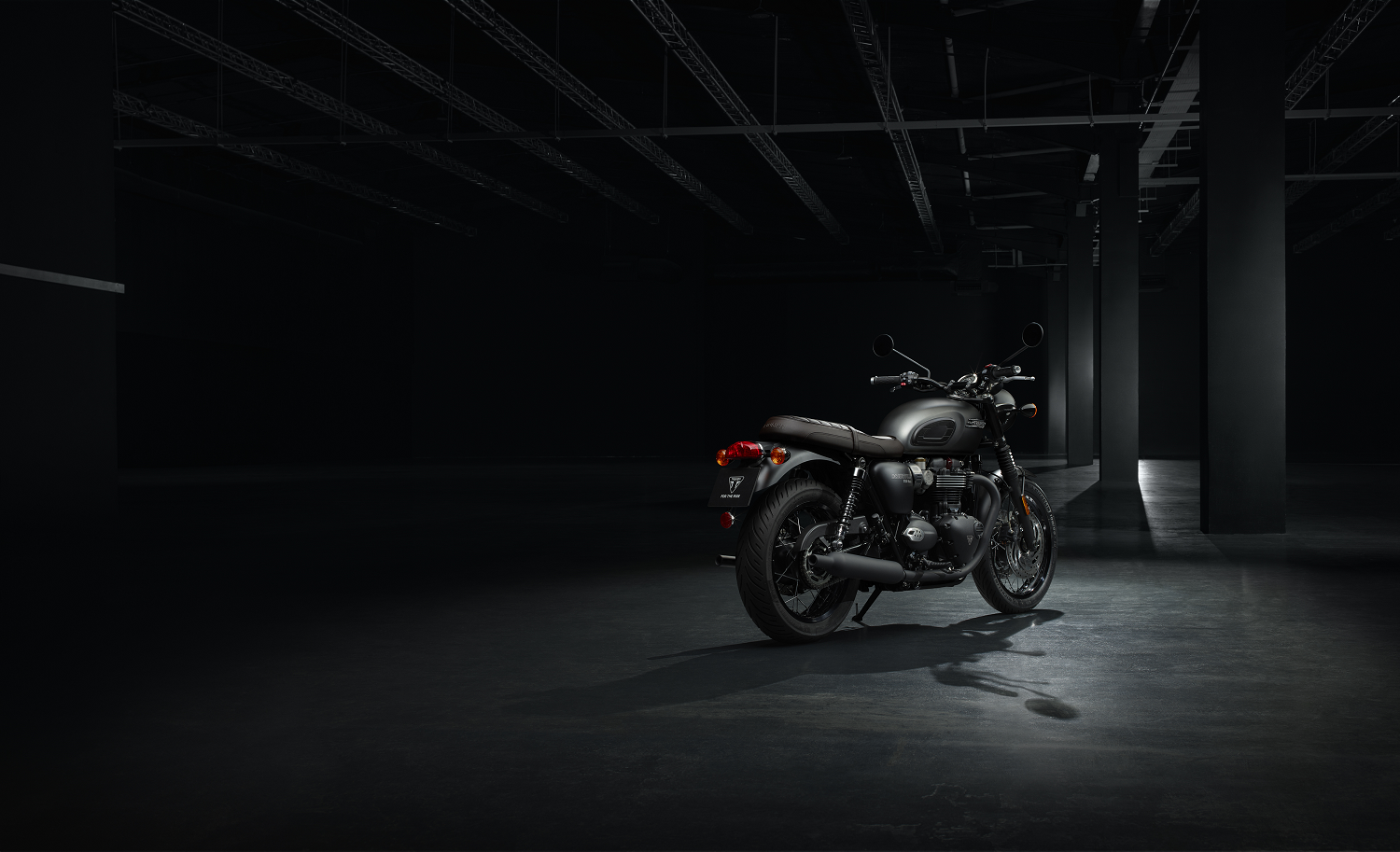 Les nouvelles motos Triumph Stealth Edition font ressortir le côté le plus sombre de la marque britannique