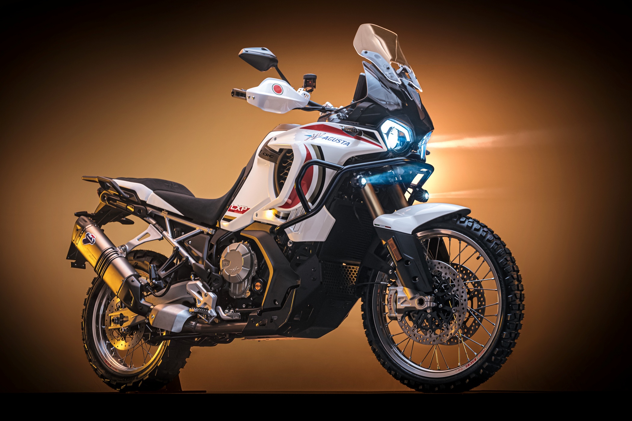 Le MV Agusta LXP Orioli 2024 est destiné aux pilotes aux jambes longues et aux poches profondes