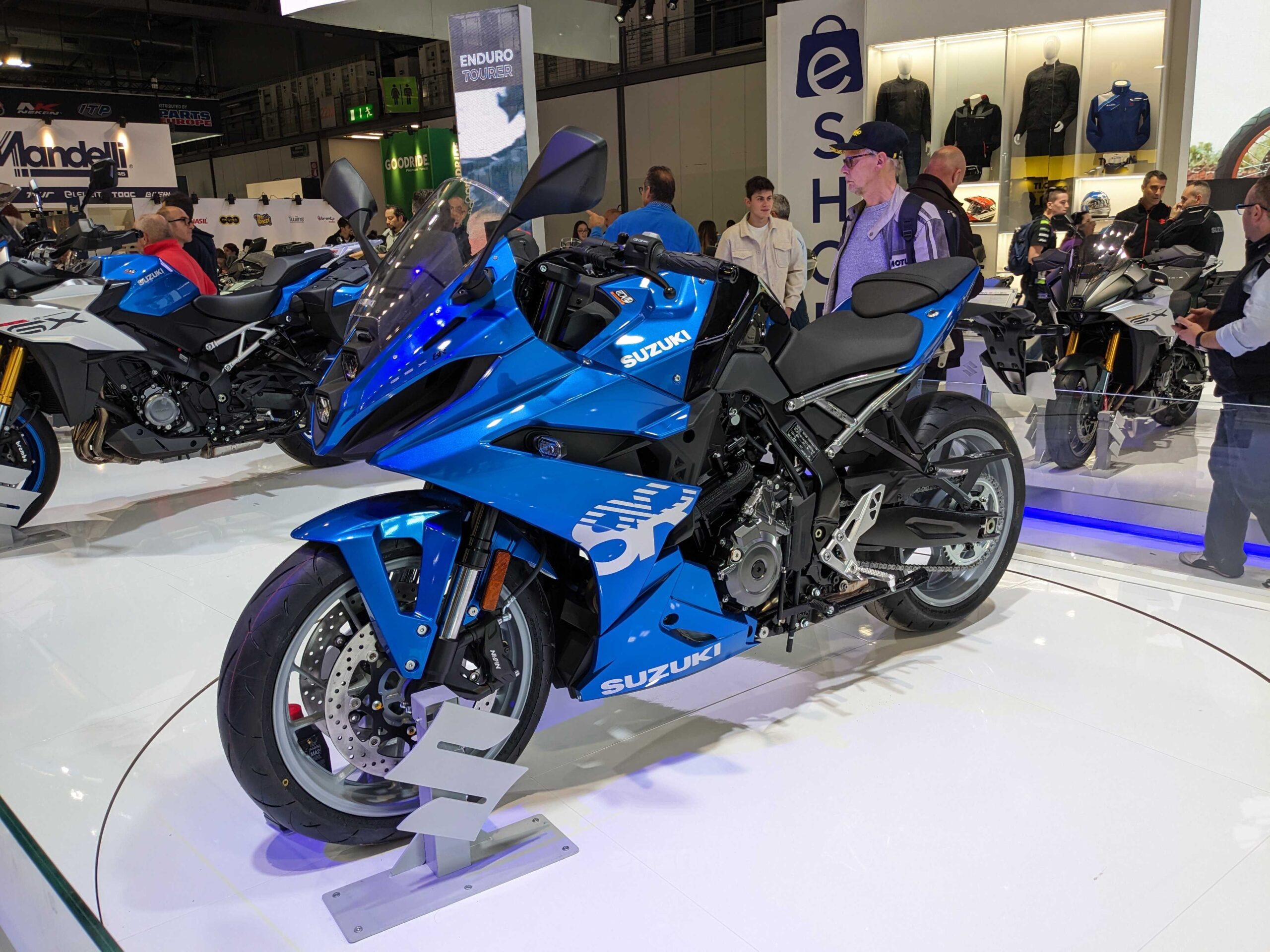 Le prix confirmé de la Suzuki GSX-8R la place dans la ligne de mire de la Yamaha R7