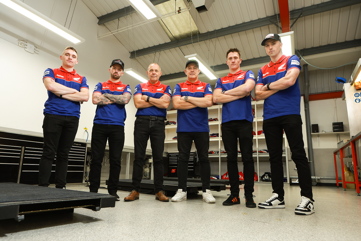 Honda vise haut avec les signatures du BSB 2024 et du Isle of Man TT