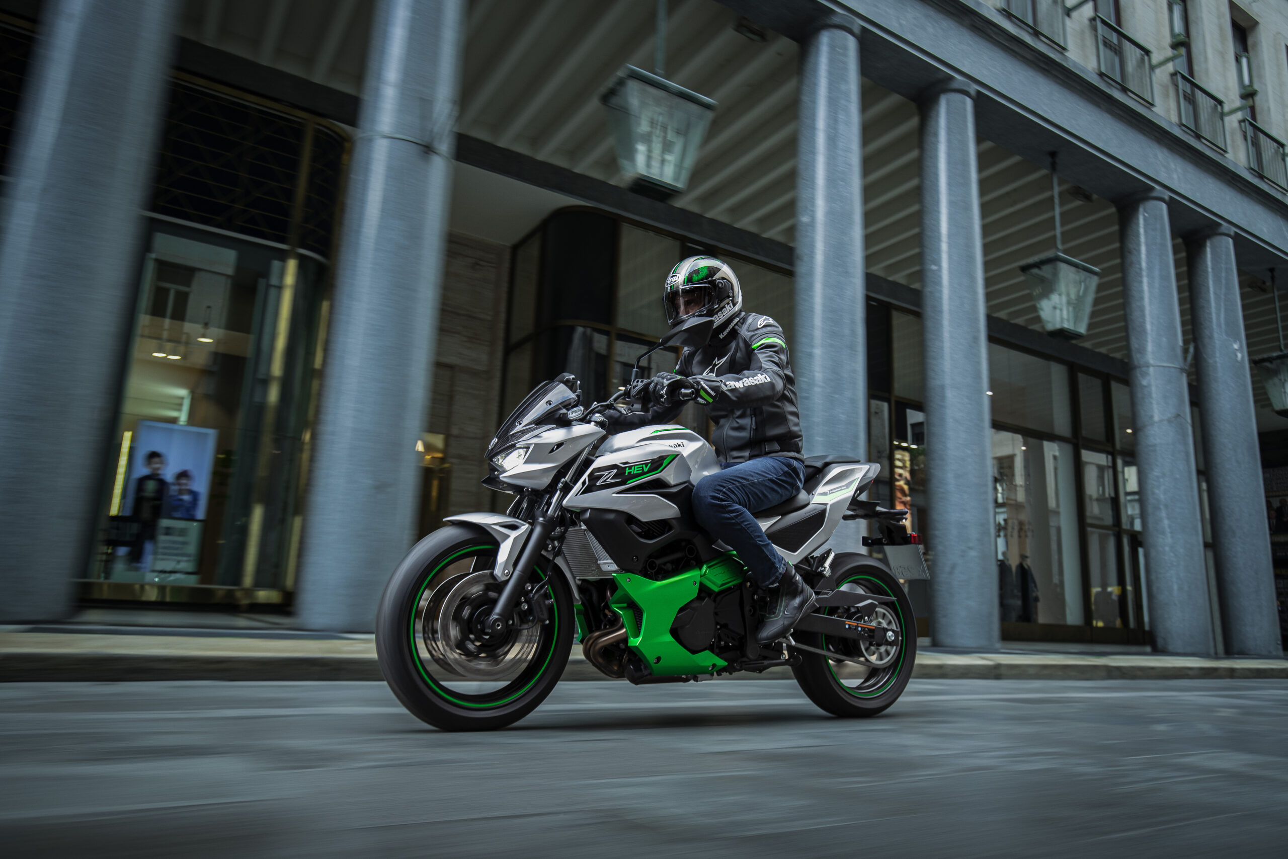 La Kawasaki Z 7 Hybrid double la mise sur la dernière technologie d'Akashi