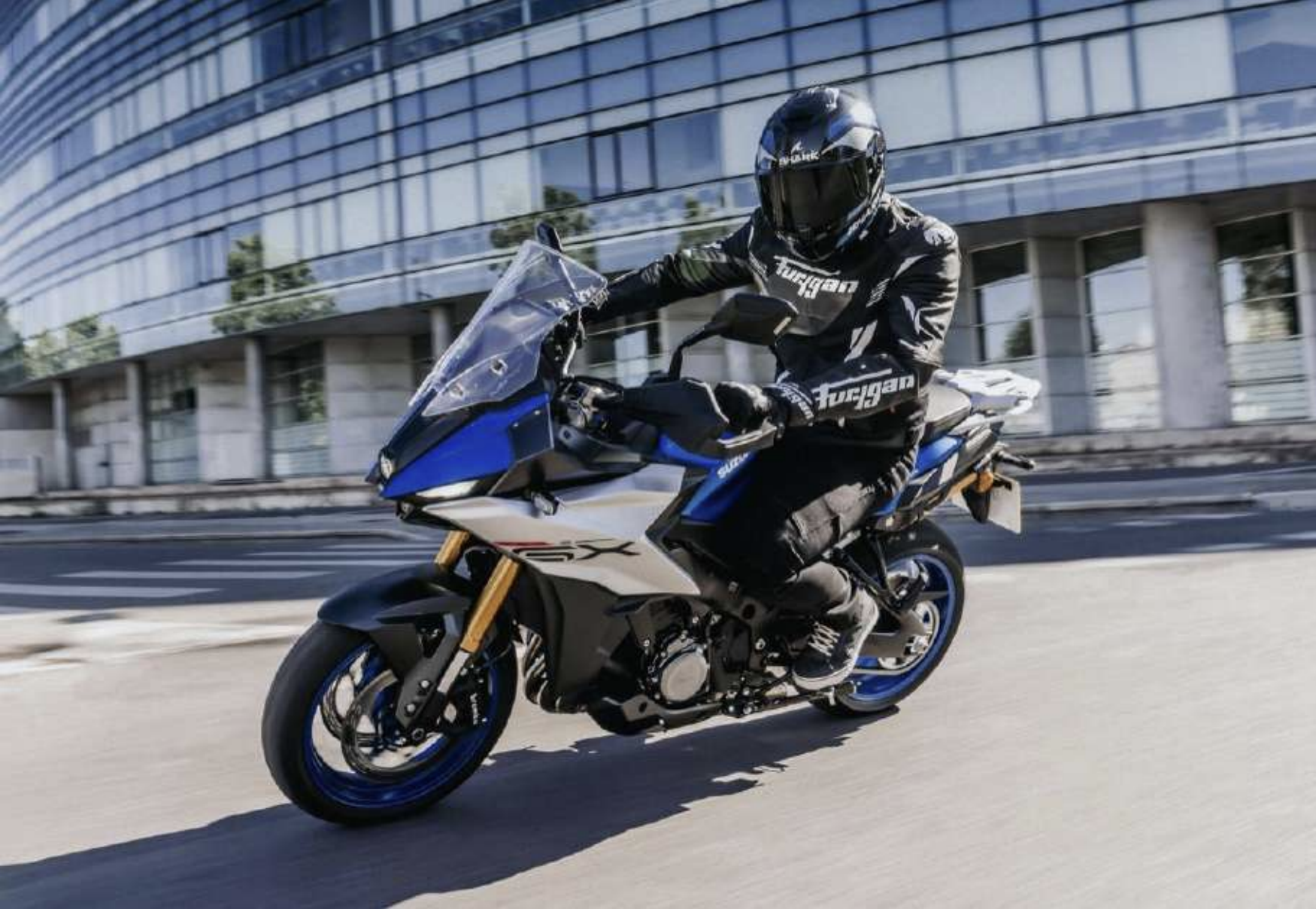 La Suzuki GSX-S1000GX est une routière d'aventure à moteur superbike