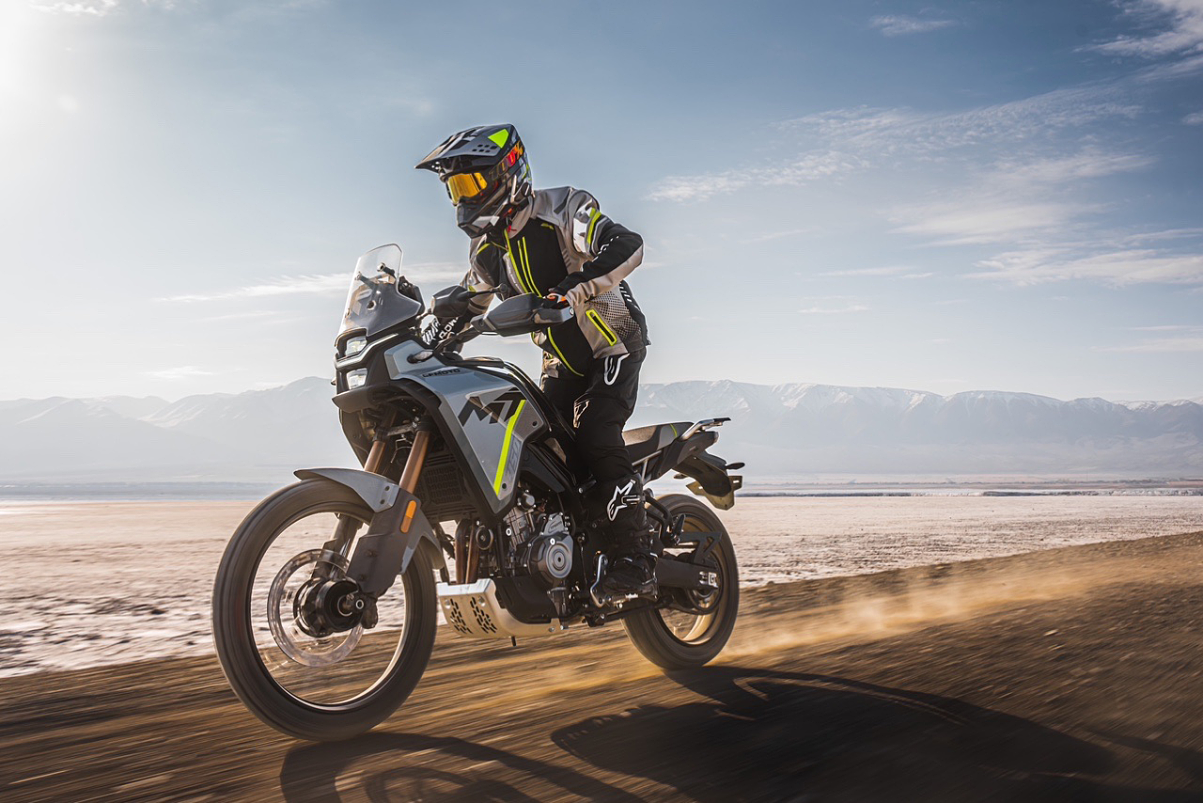 Le CFMoto 450MT offrira un plaisir d'aventure bon marché