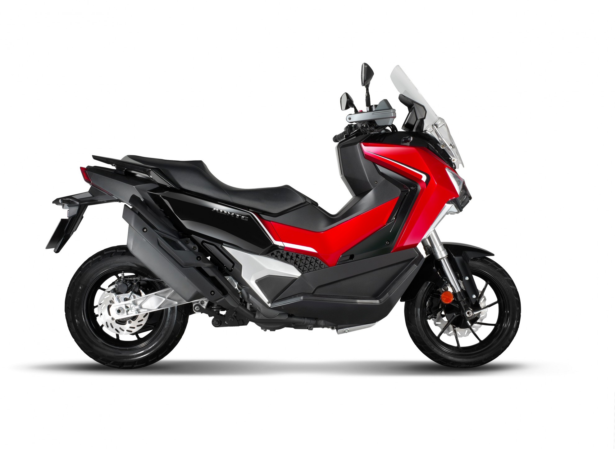Le SYM ADXTG 400 adopte une approche « en dents de sabre » du scooter d'aventure