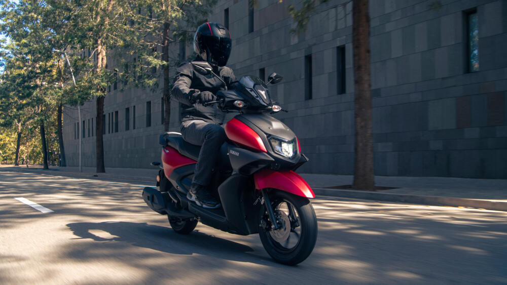 Le scooter Yamaha RayZR 2024 est bêtement léger
