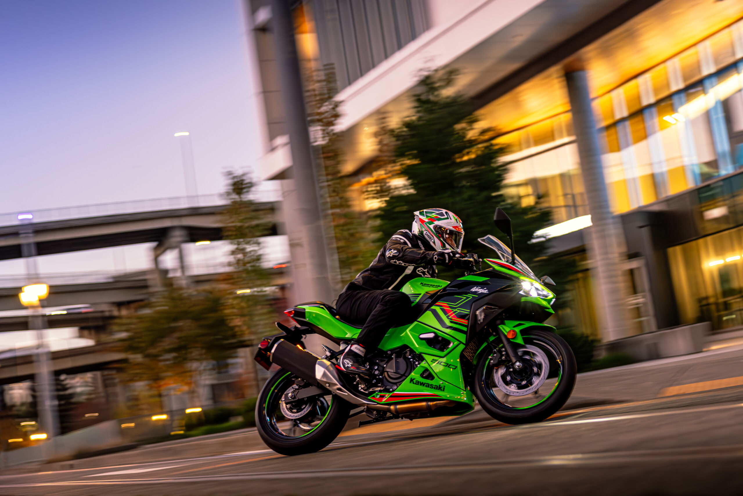 Les Kawasaki Ninja 500 et Z 500 2024 sont dotées d'un tout nouveau moteur