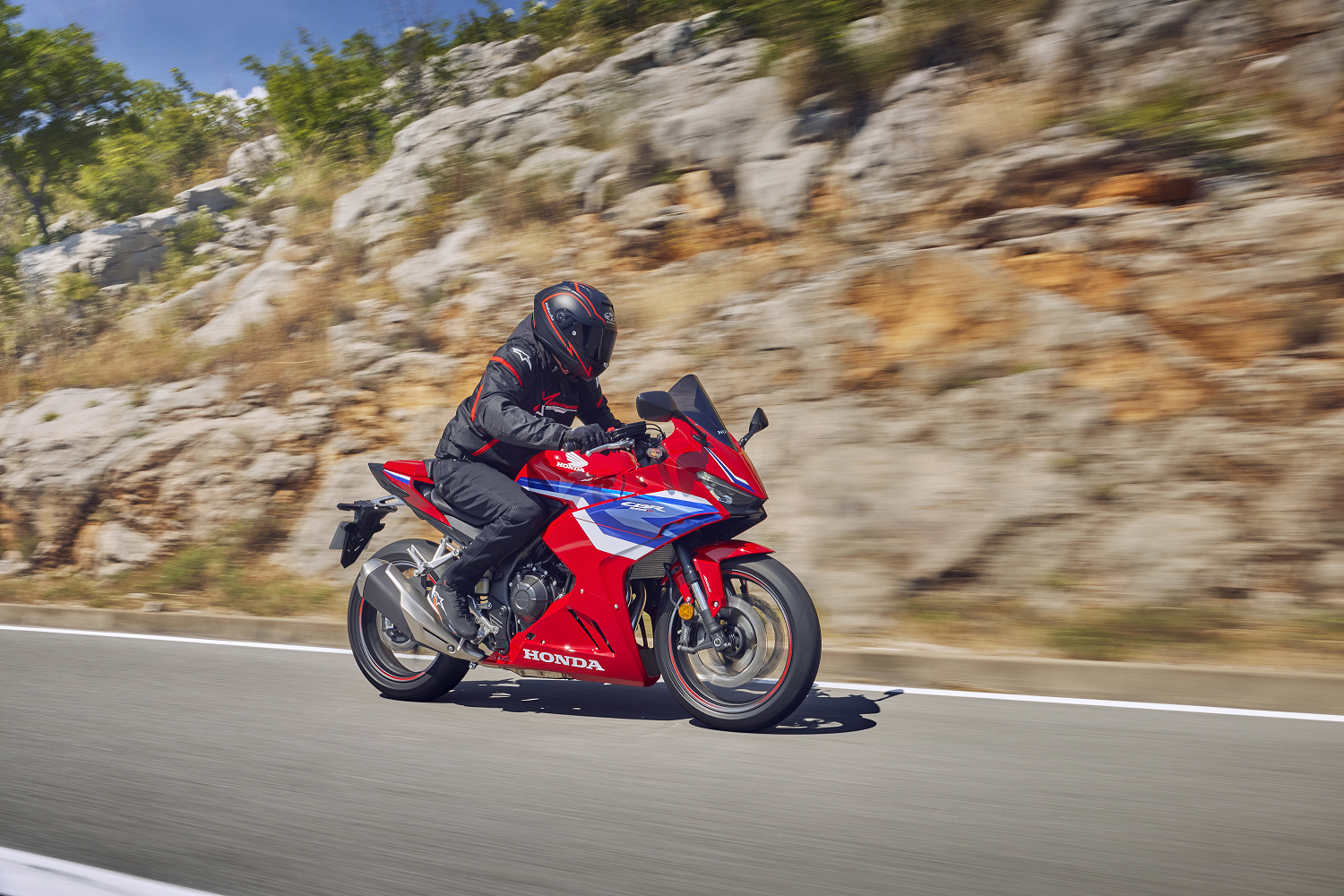 Nouveau style et électronique pour la Honda CBR500R 2024