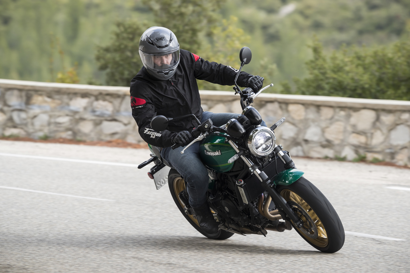 Selon les rumeurs, le nouveau quatre cylindres rétro « Z400RS » basé sur la Ninja ZX-4R