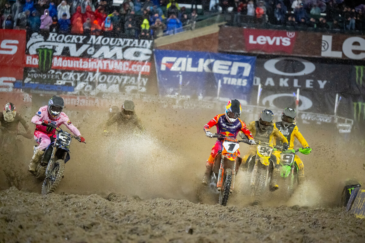 Le bain de boue boggy de San Francisco provoque le chaos du Supercross