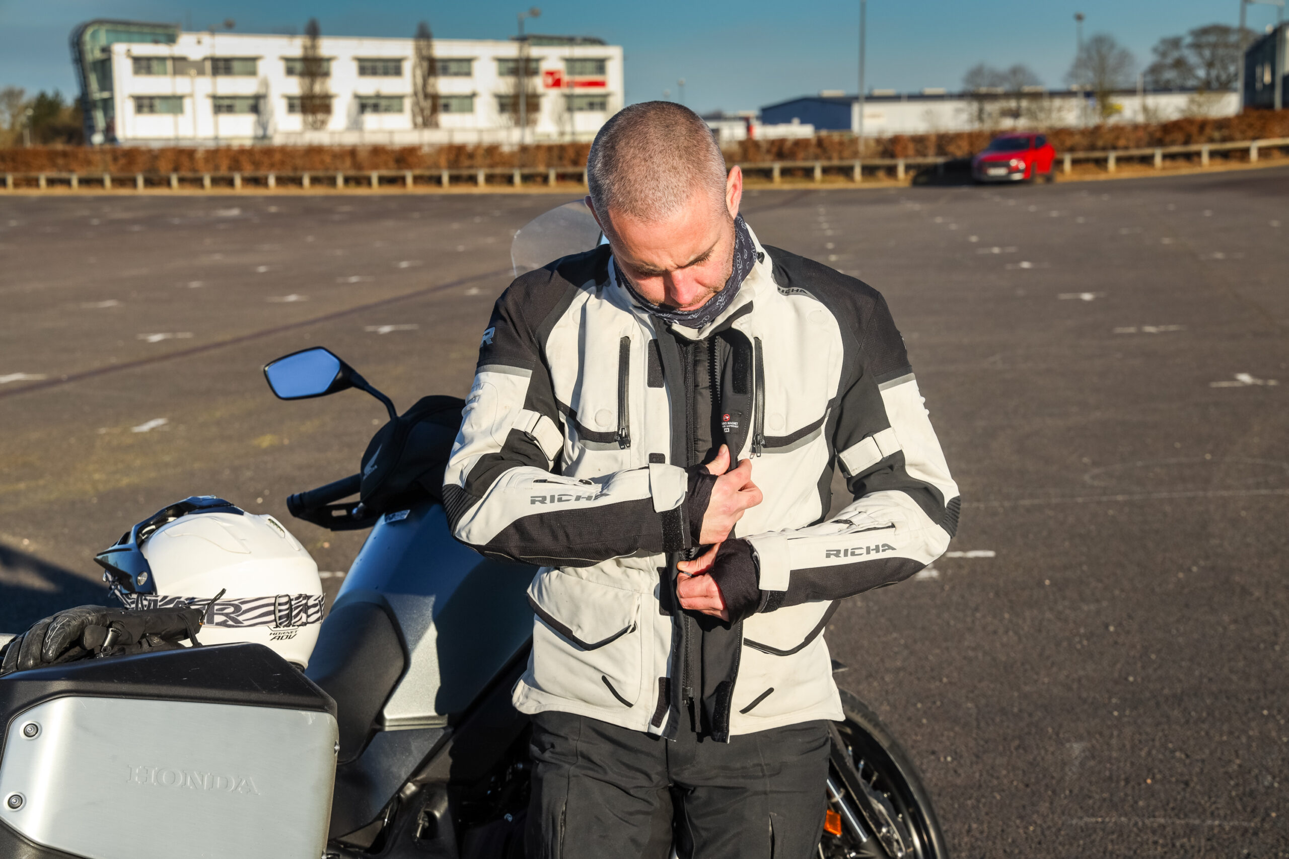 Revue textile Richa Atlantic 2 GTX – les options haut de gamme doivent-elles coûter 2 000 £ ?