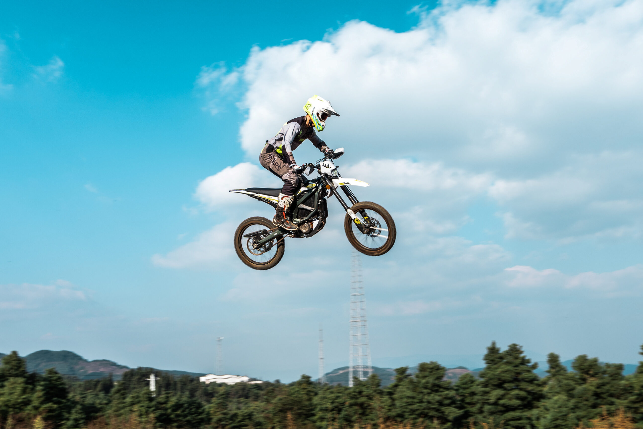 Test Sur-Ron Ultra Bee : une révolution tranquille dans le green laning