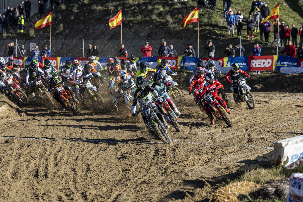 Triomphe sur le podium lors de ses débuts en motocross