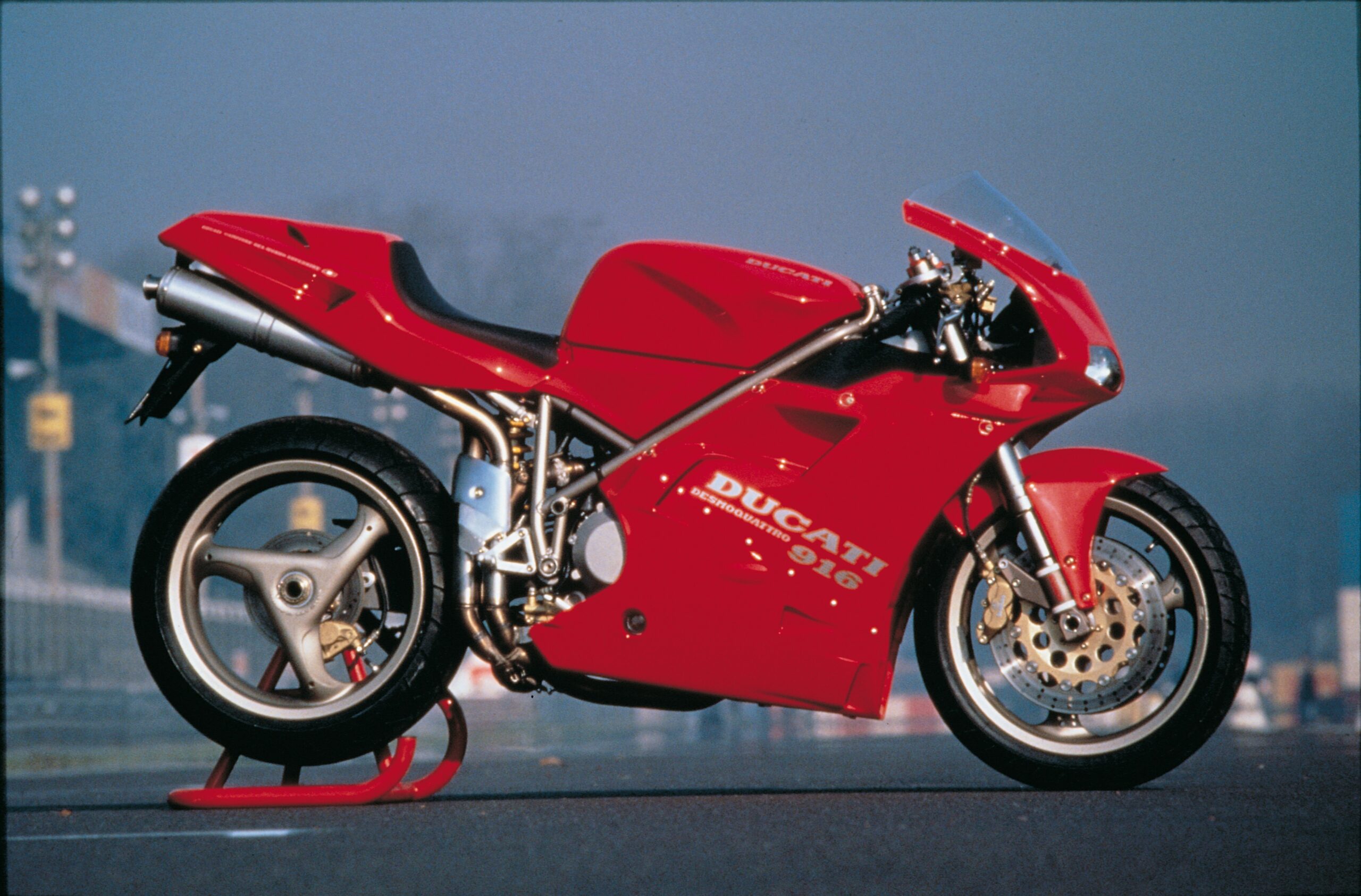 À quoi ressemblait le lancement original de la Ducati 916