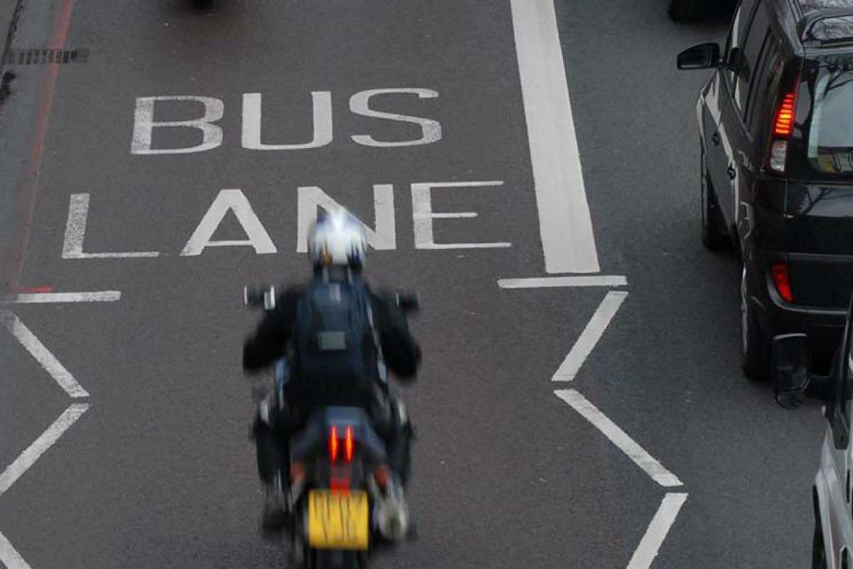 Le DfT publie des conseils étrangement sensés sur l’utilisation des voies réservées aux motobus