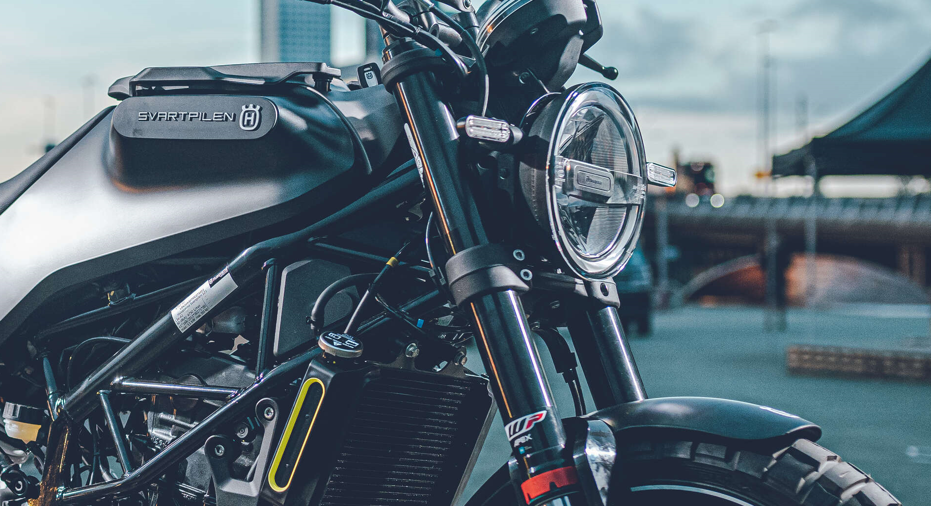 Sortie du teaser du Husqvarna Svartpilen 901