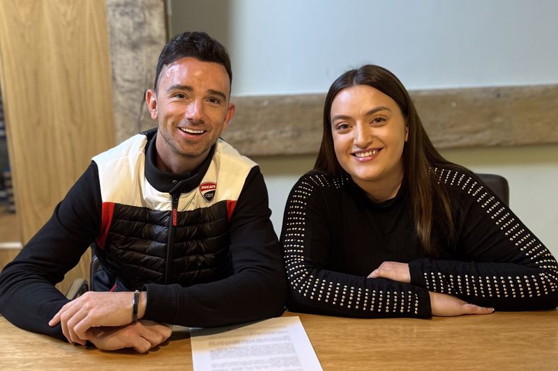 Glenn Irwin vise le titre BSB 2024 avec le renouvellement de PBM Ducati