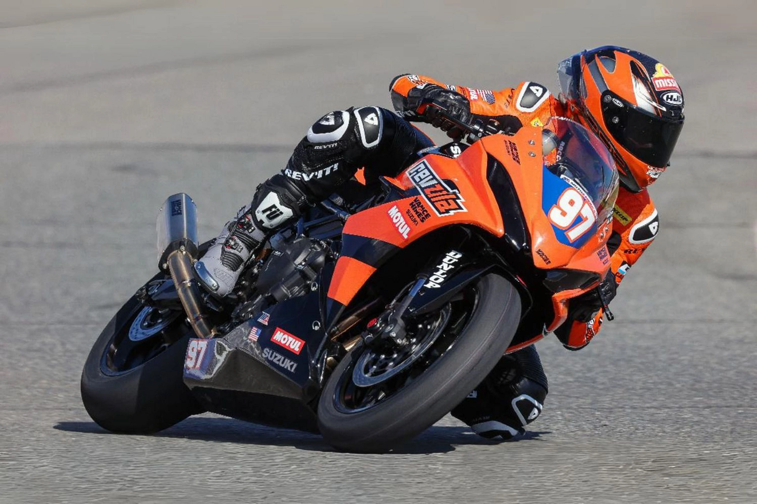 La Suzuki GSX-8R de course décroche un podium à ses débuts
