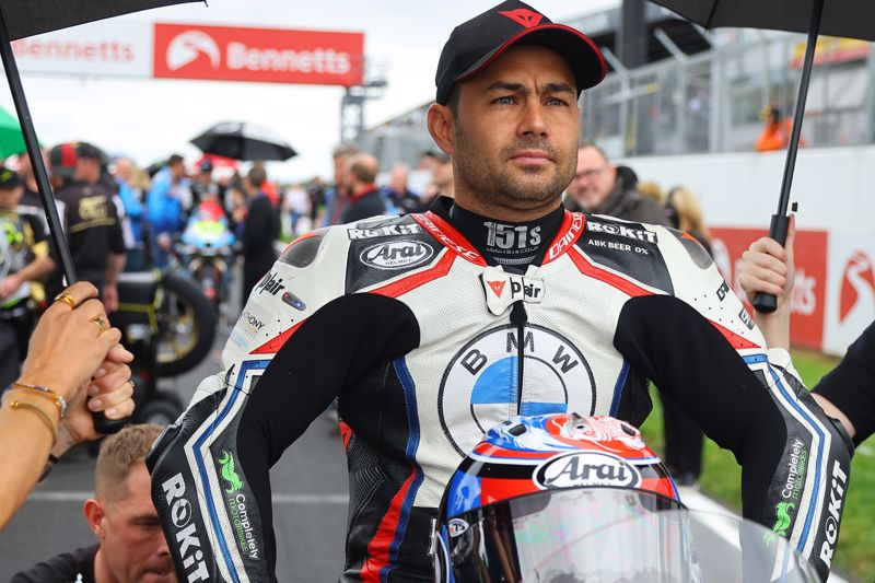 Leon Haslam reste avec BMW pour la saison BSB 2024