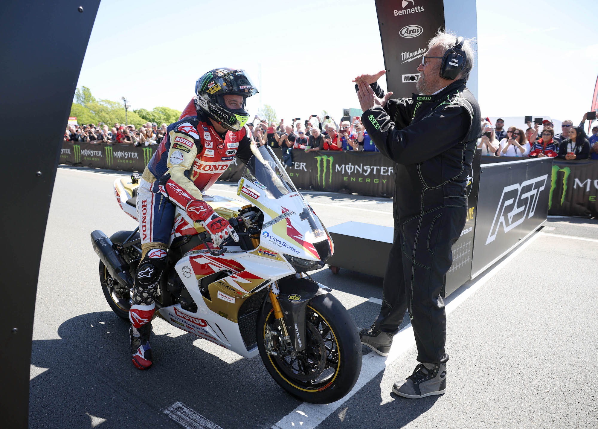 John McGuinness est le premier sur la route pour les courses IoM TT Superbike et Superstock 2024