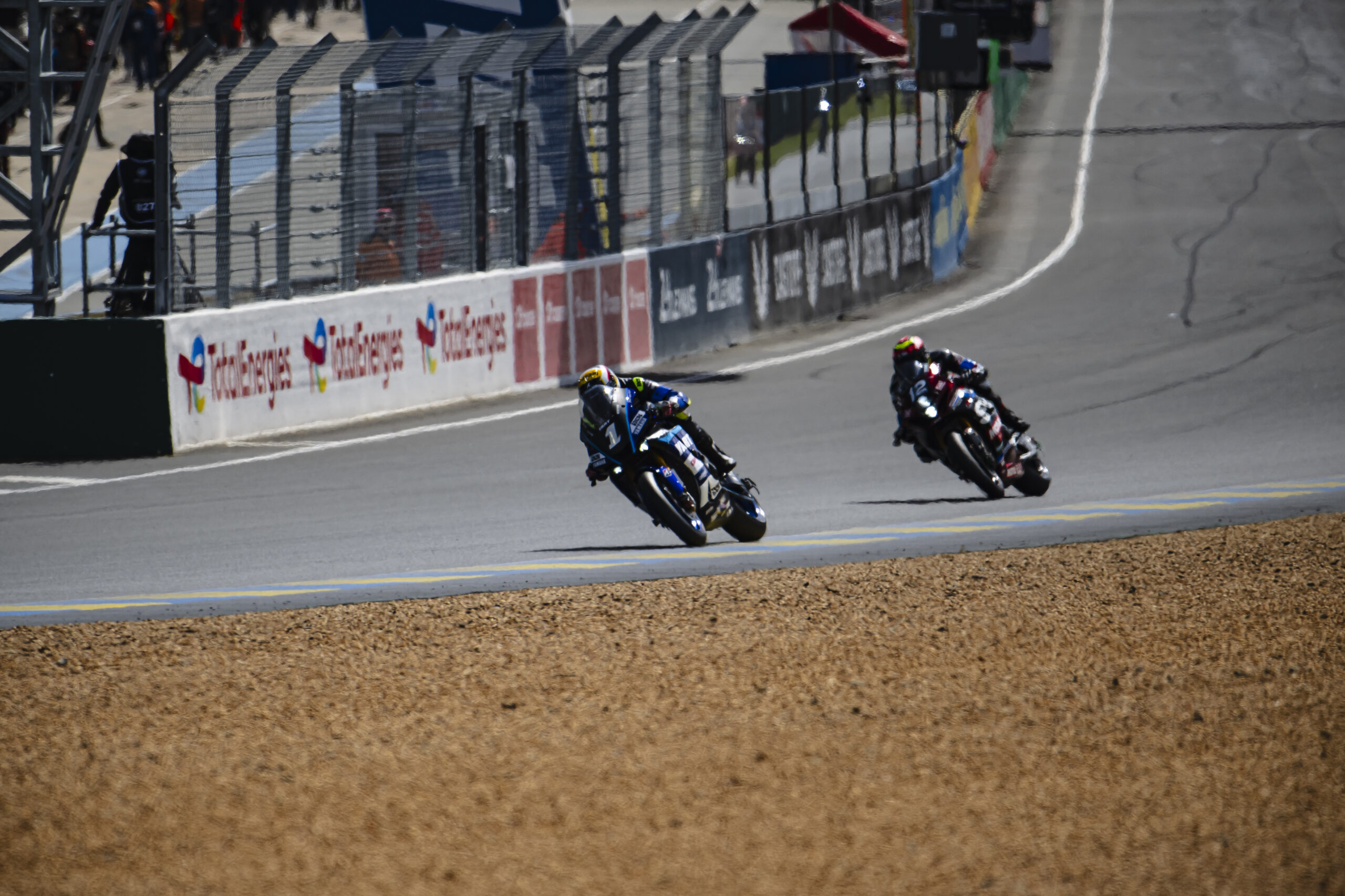 Suzuki remporte les 24 heures du Mans après que Yamaha ait perdu une énorme avance