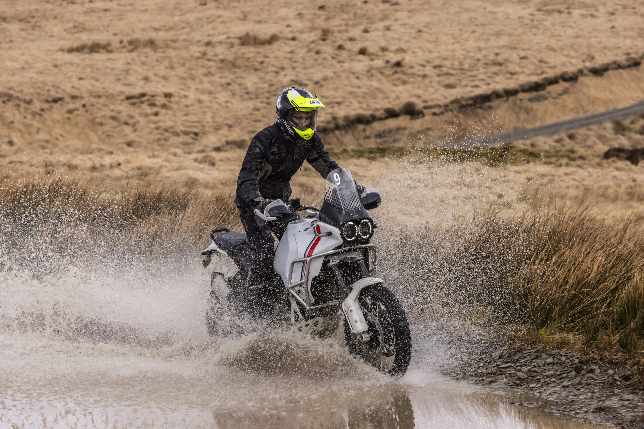 Mettre ma cerise tout-terrain sur une Ducati Desert X était parfaitement logique