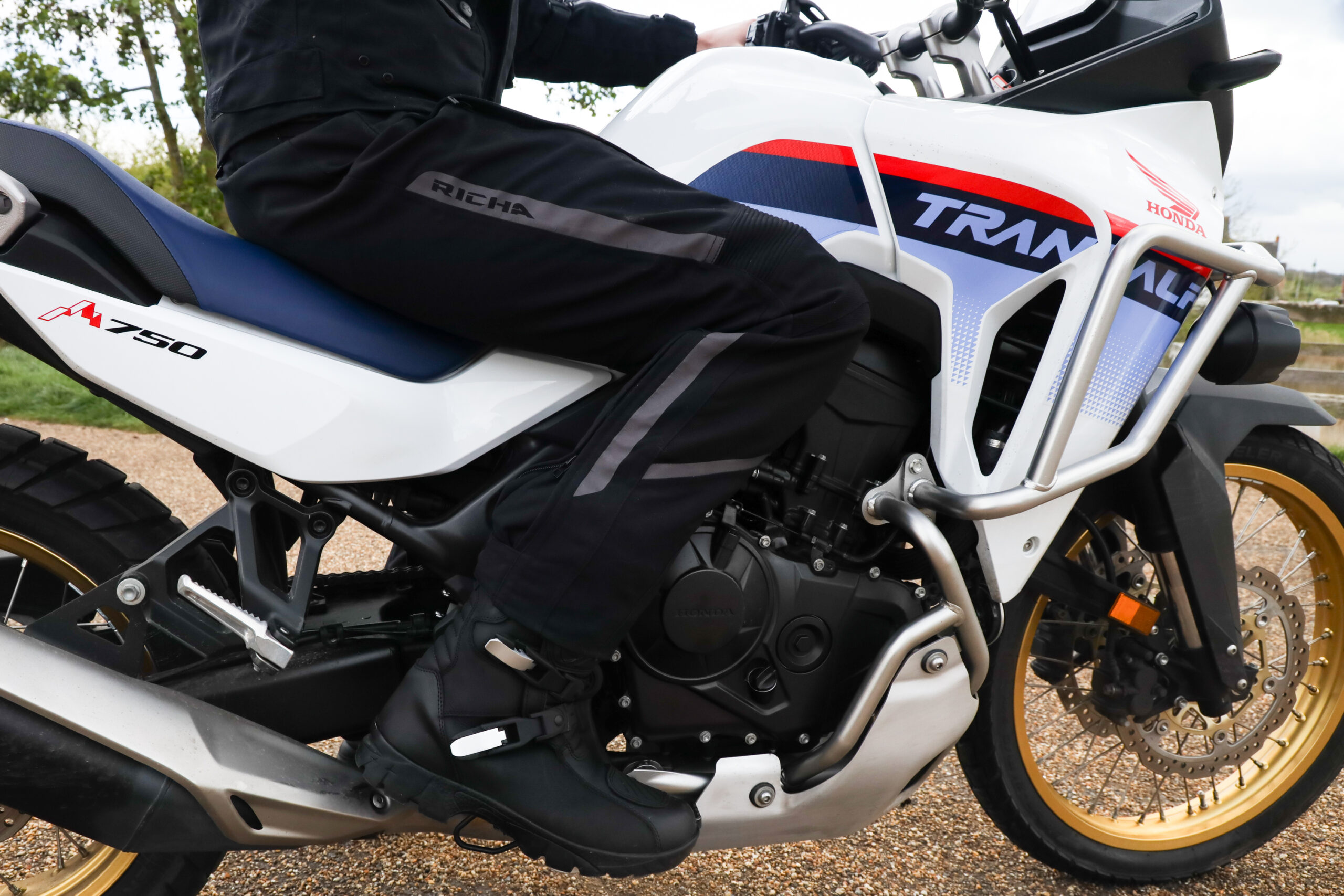 Examen du pantalon textile Richa Colorado 2 : un moyen économique de rester au sec