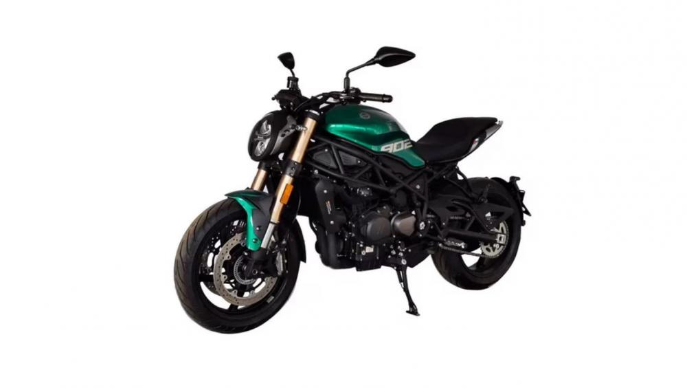 Benelli 902S jette son dévolu sur le Ducati Monster