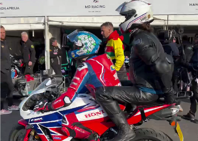 Ce n'était pas la Honda que Dean Harrison s'attendait à retourner aux stands de l'IoM TT !