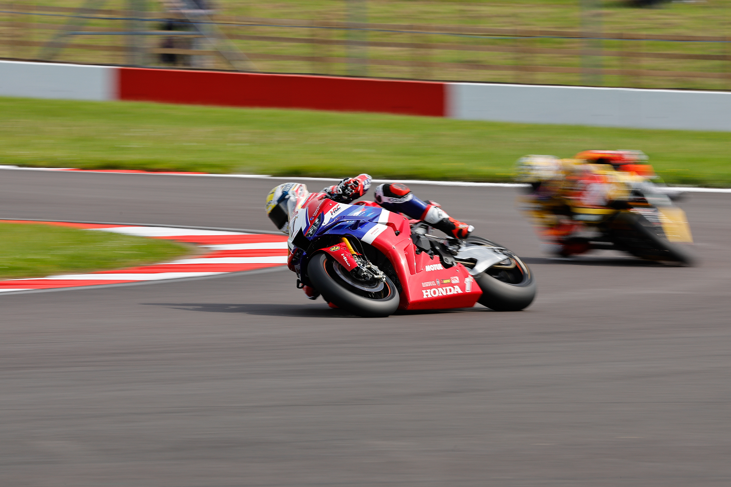 Donington BSB : OMG de retour au sommet, Vickers bat Ryde en Superpole